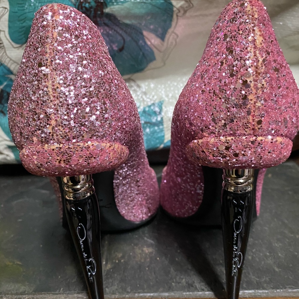 Authentic Spring 2018 Oscar de la Renta pumps Small for me. I am all true size 9 - Picture 5 of 7